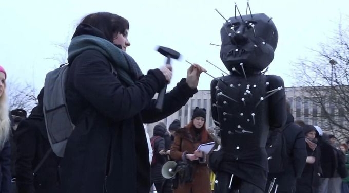 У Ризі перед посольством рф забивали цвяхи в дерев’яне опудало путіна (ВІДЕО)