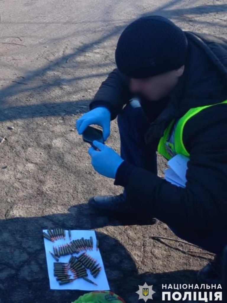 На Миколаївщині поліцейські викрили чоловіка на незаконному збуті та зберіганні боєприпасів – цей продавав набої калібру 5,45 (ФОТО) 9
