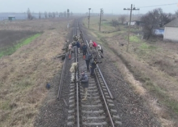 Як Держспецтрансслужба на Миколаївщині залізницю ремонтує (ВІДЕО)