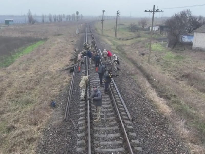 Як Держспецтрансслужба на Миколаївщині залізницю ремонтує (ВІДЕО)