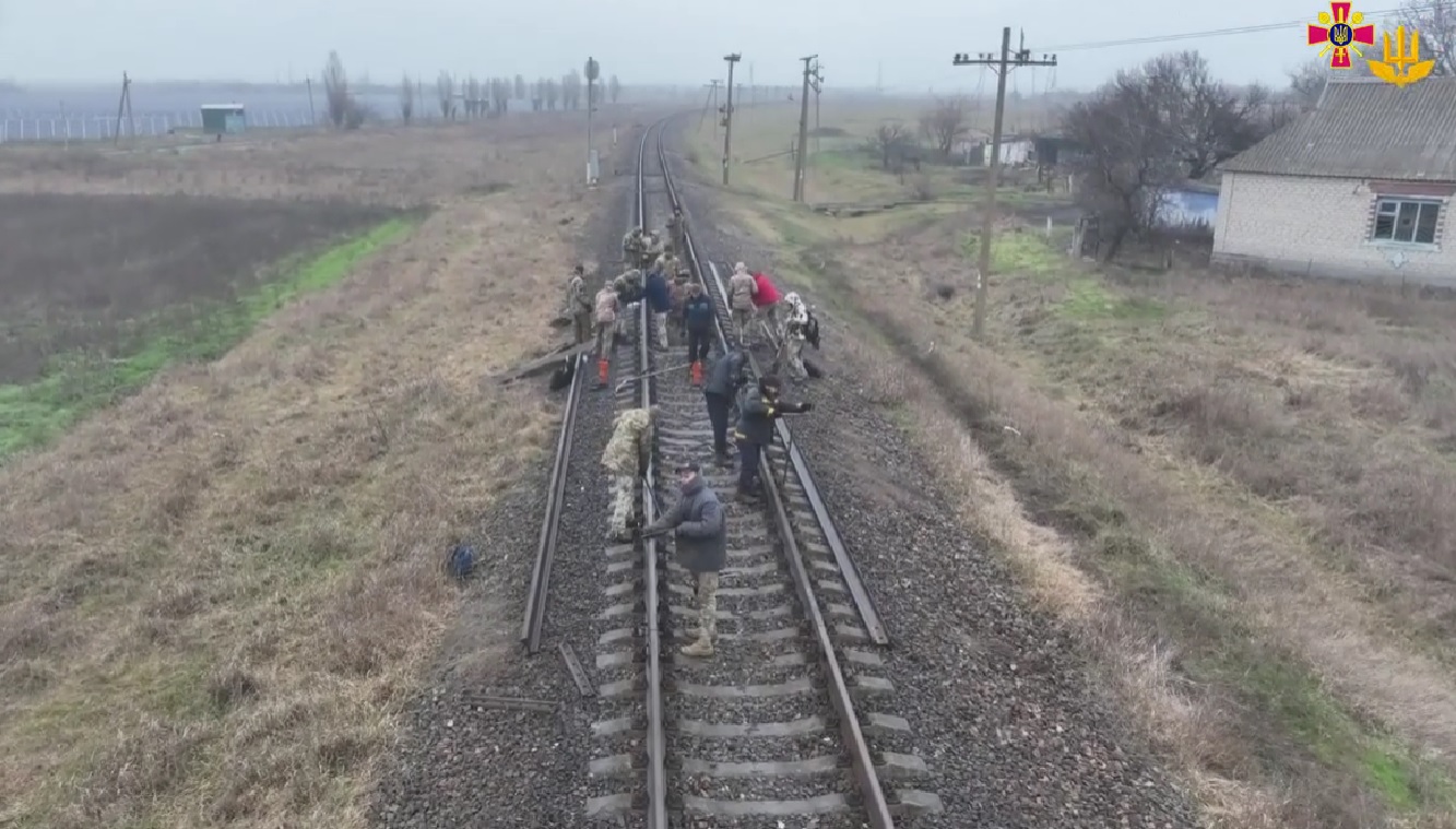 Як Держспецтрансслужба на Миколаївщині залізницю ремонтує (ВІДЕО)