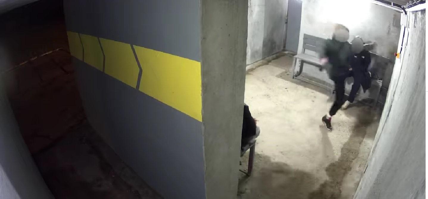 В Миколаєві в одному з укриттів підлітки заради розваги зламали «тривожну кнопку». Їх знайшли, їх батьків – теж (ВІДЕО)