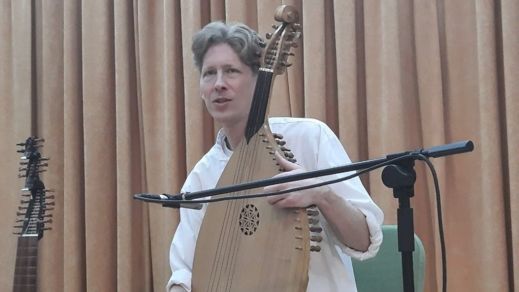 У Миколаєві американець українського походження дав концерт на традиційних українських інструментах (ФОТО) 1