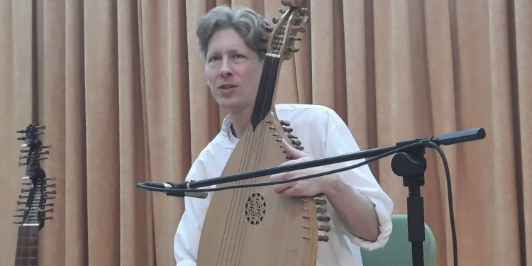 У Миколаєві американець українського походження дав концерт на традиційних українських інструментах (ФОТО)