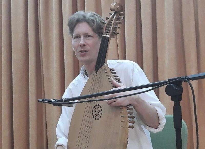 У Миколаєві американець українського походження дав концерт на традиційних українських інструментах (ФОТО)