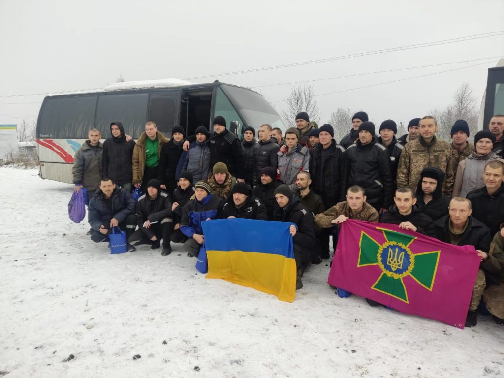 Сьогодні з російського полону вдалось звільнити 116 українських захисників і повернути тіла трьох загиблих, серед яких – іноземні волонтери (ФОТО) 1