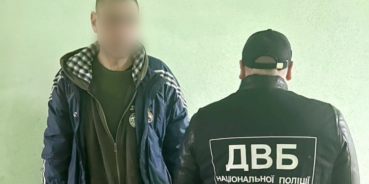 В Миколаєві чоловік спочатку побив нунчаками жінок, а потім намагався побити й поліцейських – його затримали