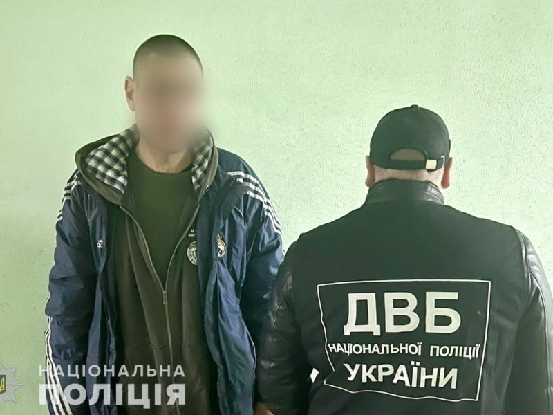 В Миколаєві чоловік спочатку побив нунчаками жінок, а потім намагався побити й поліцейських – його затримали