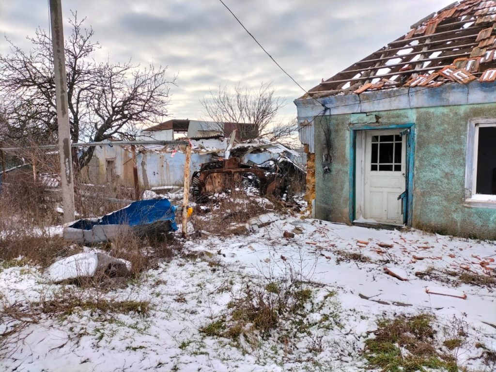 "Ми подужаємо! Вигребемо міни в полях і засіємо». Як виглядає зараз Олександрівка на Миколаївщині, яка оговтується від російської окупації (ФОТО) 22