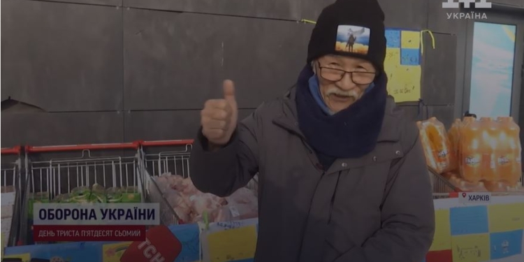 75-річний японець 9 місяців волонтерив в харківському метро, а тепер вирішив залишитись в Україні назавжди (ВІДЕО)