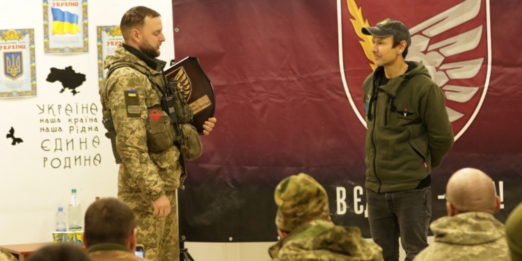 На День всіх закоханих Святослав Вакарчук виступив перед миколаївськими десантниками (ФОТО)