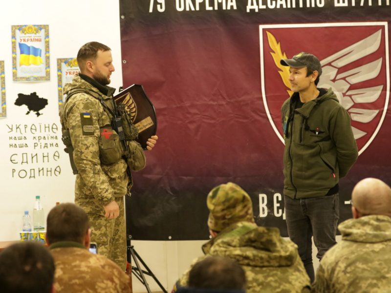На День всіх закоханих Святослав Вакарчук виступив перед миколаївськими десантниками (ФОТО)