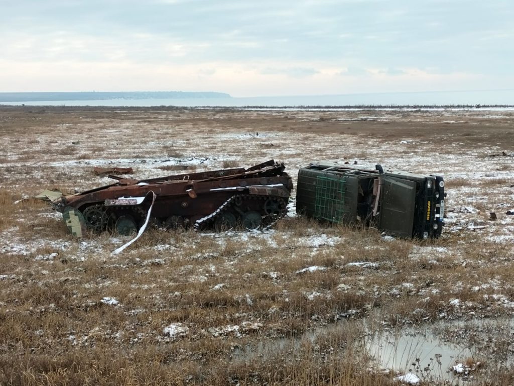 "Ми подужаємо! Вигребемо міни в полях і засіємо». Як виглядає зараз Олександрівка на Миколаївщині, яка оговтується від російської окупації (ФОТО) 24