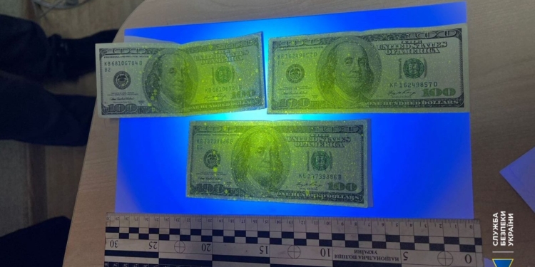 СБУ взяли на хабарях начальника одеської митної лабораторії – без грошей блокував імпорт, за гроші могли везти що завгодно (ФОТО)