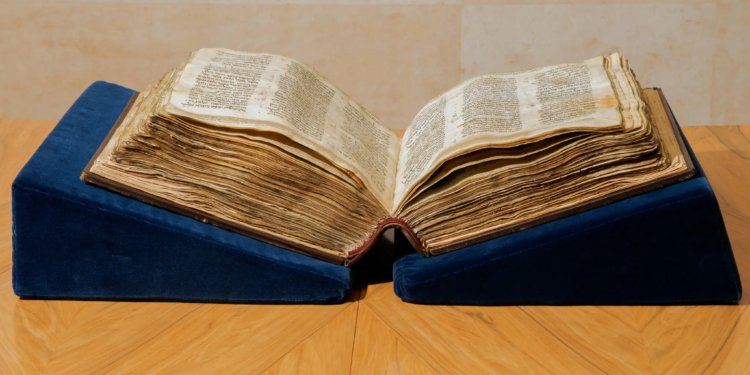 У Нью-Йорку за шалені гроші продають найстаріше та майже повне видання Біблії на івриті (ФОТО)