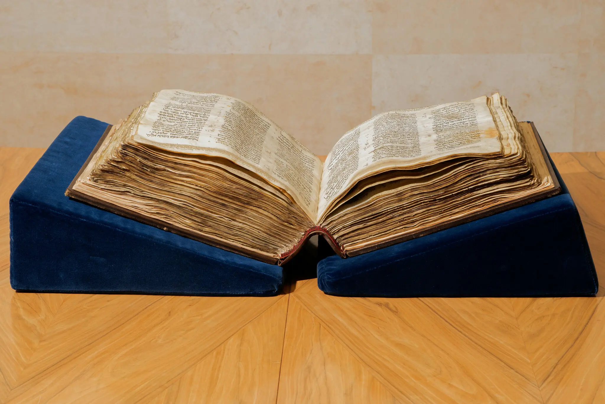 У Нью-Йорку за шалені гроші продають найстаріше та майже повне видання Біблії на івриті (ФОТО)