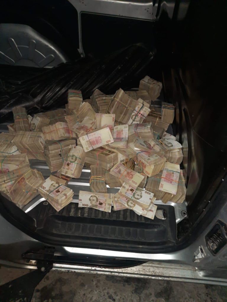 Величезну купу грошей затримано на українському кордоні – прикордонники їх досі рахують (ФОТО) 3