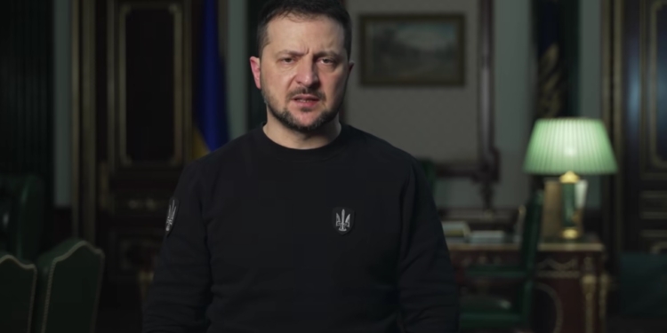 «Схід – дуже важко, але робимо все, щоб вистояти» – звернення Зеленського (ВІДЕО)