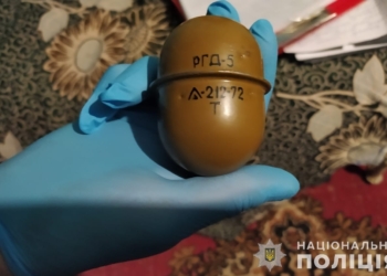 На Миколаївщині поліцейські викрили чоловіка на незаконному зберіганні зброї, боєприпасів та наркозілля (ФОТО)