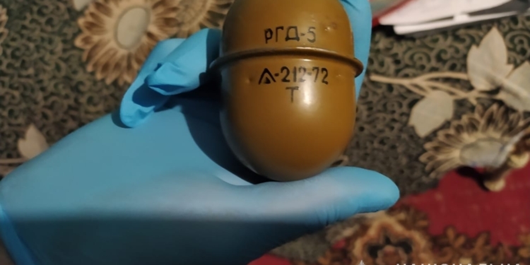 На Миколаївщині поліцейські викрили чоловіка на незаконному зберіганні зброї, боєприпасів та наркозілля (ФОТО)