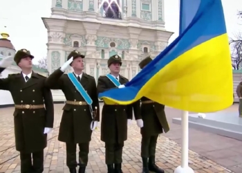 «Ми пишаємось всіма, хто б’ється за Україну і хто живе Україною, і дякуємо всім, хто витримав той лютий, цей рік і хто дає Україні незламність!» – звернення Зеленського (ВІДЕО)