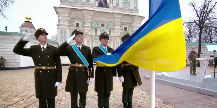 «Ми пишаємось всіма, хто б’ється за Україну і хто живе Україною, і дякуємо всім, хто витримав той лютий, цей рік і хто дає Україні незламність!» – звернення Зеленського (ВІДЕО)