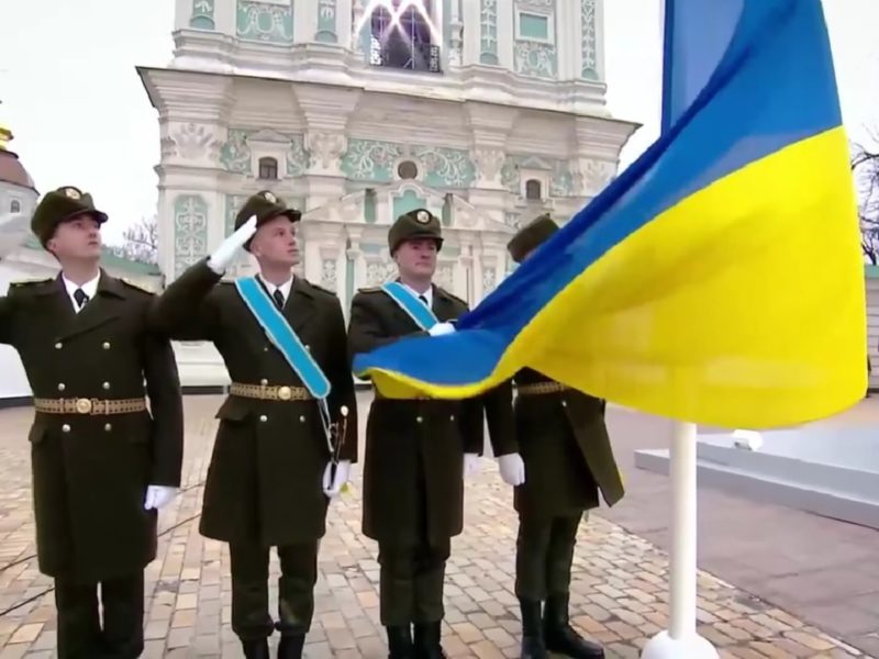 «Ми пишаємось всіма, хто б’ється за Україну і хто живе Україною, і дякуємо всім, хто витримав той лютий, цей рік і хто дає Україні незламність!» – звернення Зеленського (ВІДЕО)