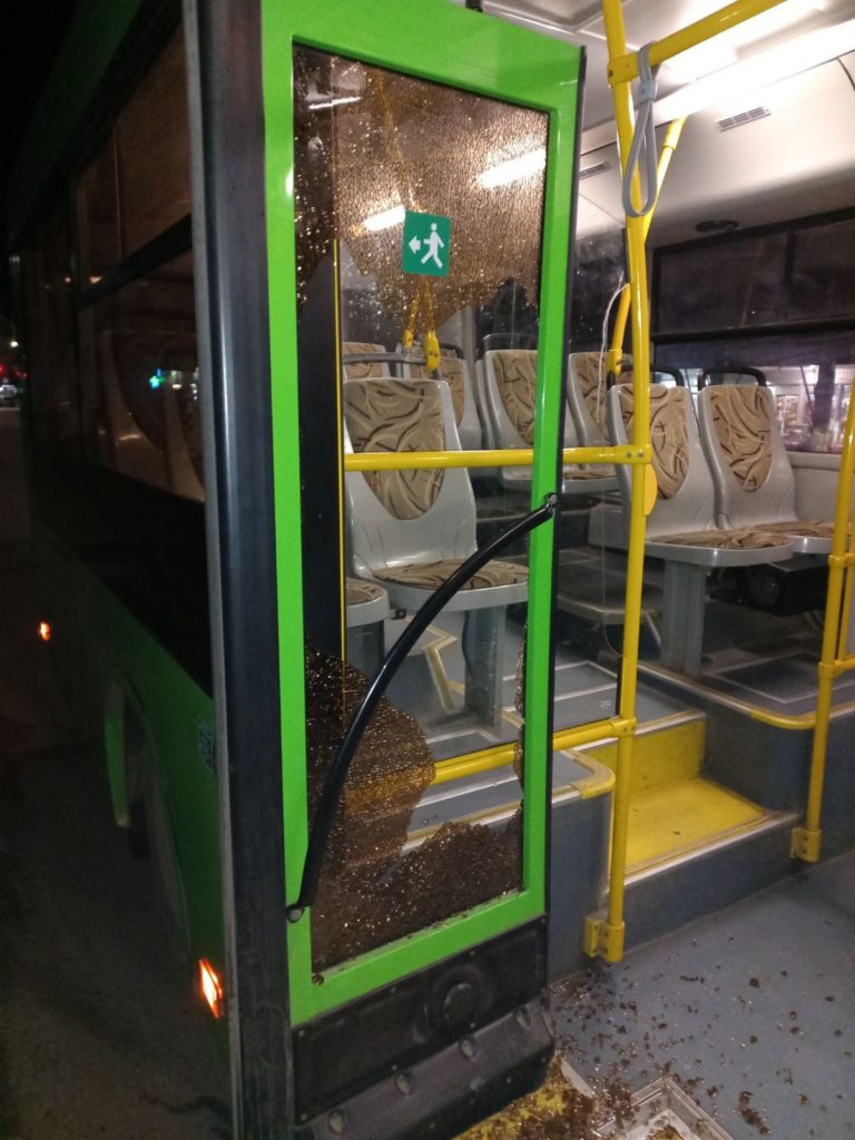 Нещасливий день для миколаївського комунального транспорту: пасажир розбив скло в «зеленому» автобусі (ФОТО) 3
