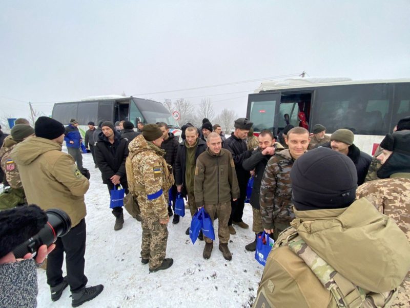 СБУ показала, як вдома зустрічали 116 захисників, звільнених з російського полону (ВІДЕО)