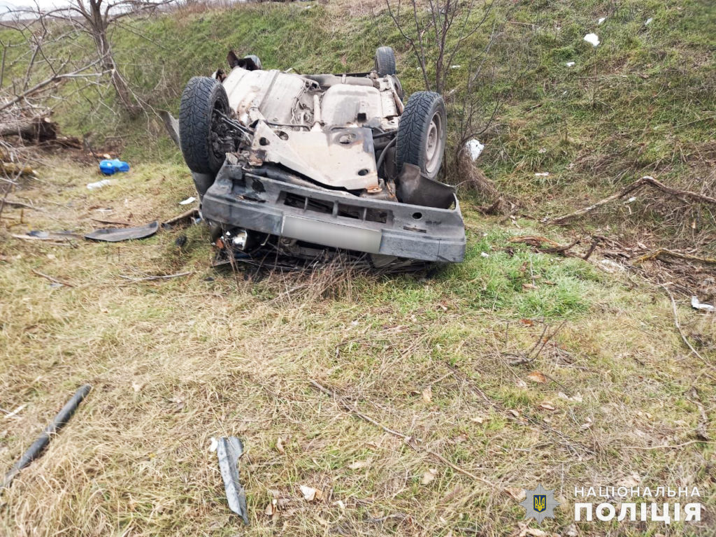 ДТП на Миколаївщині: легкова автівка злетіла в кювет, водій згодом помер в лікарні (ФОТО) 3