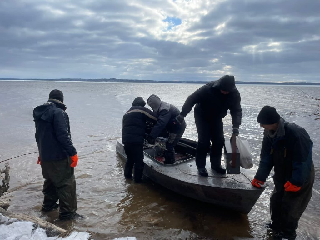 На Дніпропетровщині рятувальники визволили майже 30 рибалок, що дрейфували на крижинах (ФОТО) 4