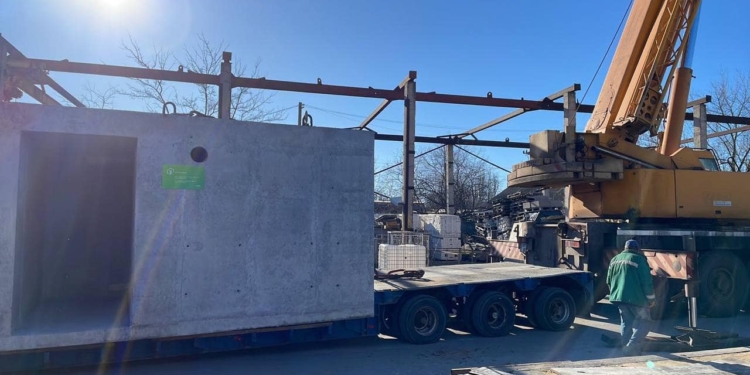 Майже через рік від початку російського вторгнення: в Очакові з’явились перші два бетонних укриття (ФОТО, ВІДЕО)