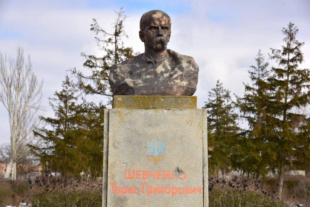 "Ми подужаємо! Вигребемо міни в полях і засіємо». Як виглядає зараз Олександрівка на Миколаївщині, яка оговтується від російської окупації (ФОТО) 4