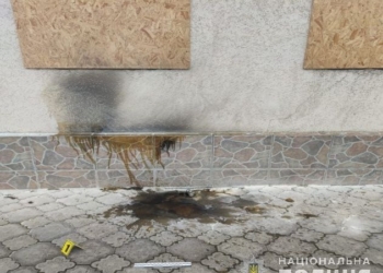 У Миколаєві чоловік кинув пляшку з «коктейлем Молотова» в адмінбудівлю суду – каже, образився на рішення (ФОТО)