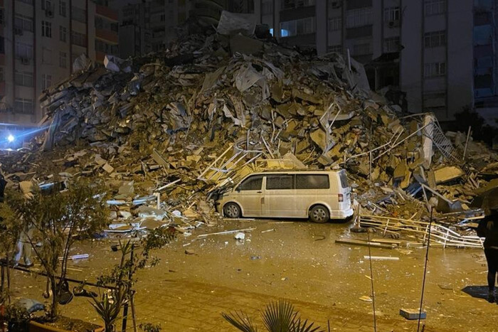 В Туреччині відомо про майже 300 загиблих внслідок землетрусу, більше 2 тис. поранені