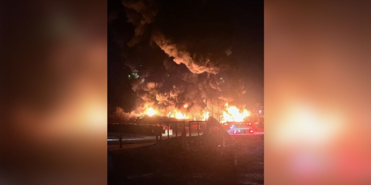 В США перекинувся і загорівся потяг з небезпечними речовинами (ФОТО, ВІДЕО)