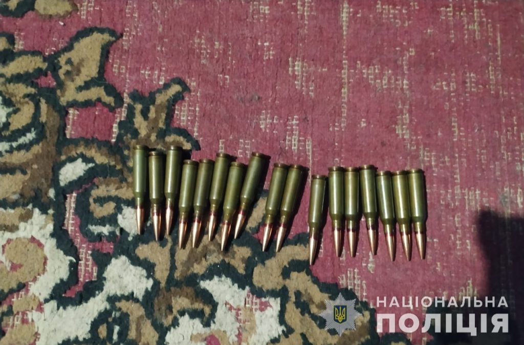 На Миколаївщині поліцейські викрили чоловіка на незаконному зберіганні зброї, боєприпасів та наркозілля (ФОТО) 5