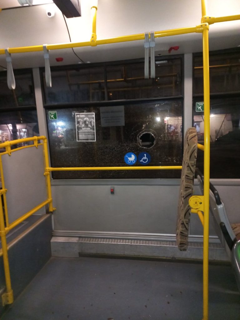 Нещасливий день для миколаївського комунального транспорту: пасажир розбив скло в «зеленому» автобусі (ФОТО) 5