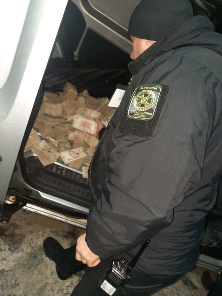 Величезну купу грошей затримано на українському кордоні – прикордонники їх досі рахують (ФОТО) 5