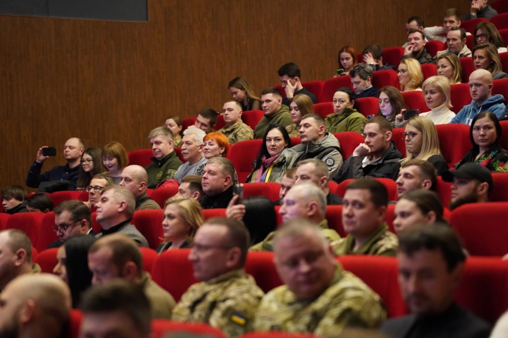 Французький режисер Бернар-Анрі Леві презентував вже другу стрічку про українську незламність. Там є і Очаків (ФОТО) 6