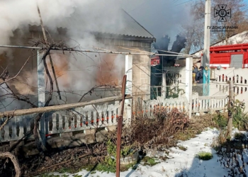 Вчора в Очакові внаслідок російського обстрілу горів житловий будинок (ФОТО)
