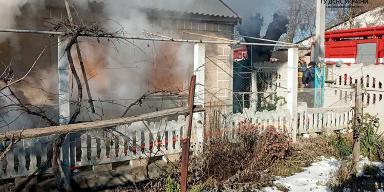 Вчора в Очакові внаслідок російського обстрілу горів житловий будинок (ФОТО)