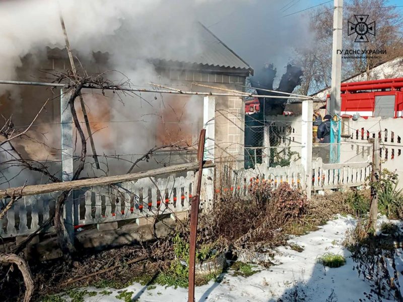 Вчора в Очакові внаслідок російського обстрілу горів житловий будинок (ФОТО)