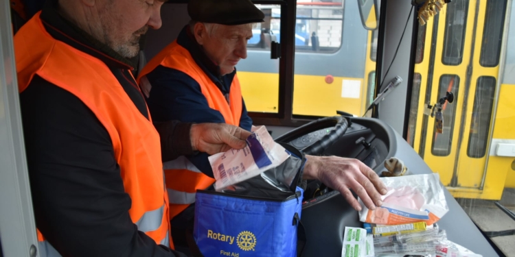 Водіям електротранспорту Миколаєва благодійники передали сучасні аптечки (ФОТО)