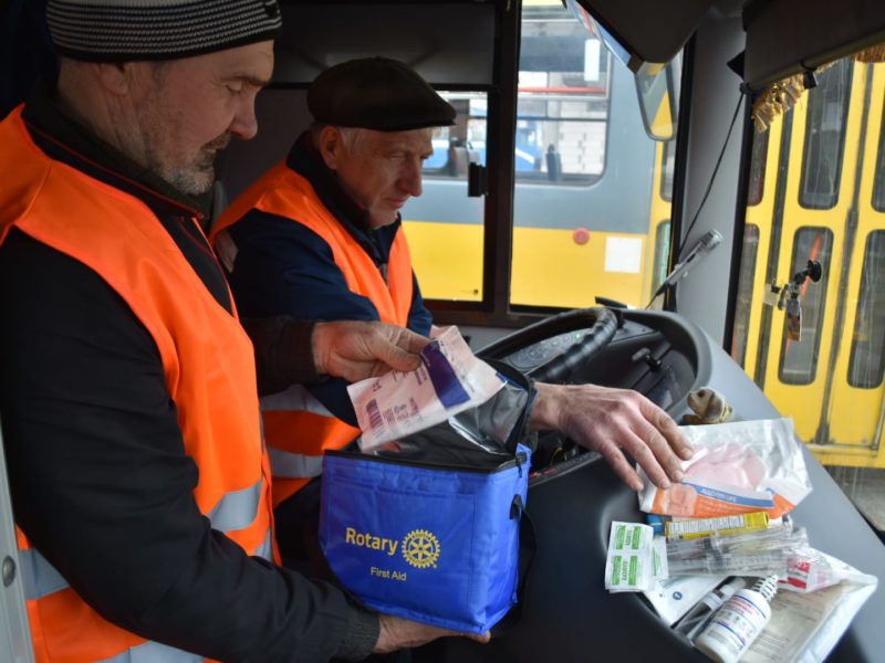 Водіям електротранспорту Миколаєва благодійники передали сучасні аптечки (ФОТО)