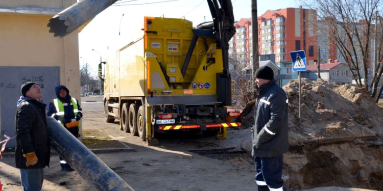 Ремонт каналізації по вул.Чкалова в Миколаєві: 34 метри труби вже замінено, треба замінити ще майже стільки ж (ФОТО)