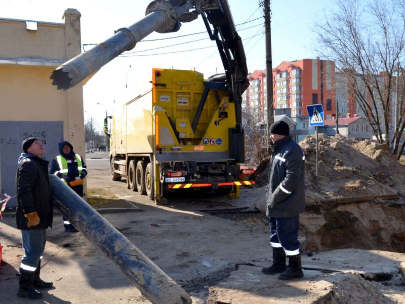 Ремонт каналізації по вул.Чкалова в Миколаєві: 34 метри труби вже замінено, треба замінити ще майже стільки ж (ФОТО)