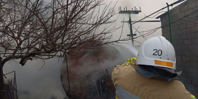 На добу на Миколаївщині було 13 пожеж, зокрема одна – через російські обстріли. На пожежах загинув чоловік, але вдалося врятувати жінку (ФОТО)