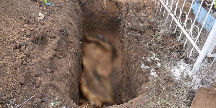 На Миколаївщині правоохоронці ексгумували тіло чоловіка, який загинув під час російського обстрілу (ФОТО)