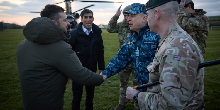 Зеленський на британській базі нагородив українських військових (ФОТО, ВІДЕО)